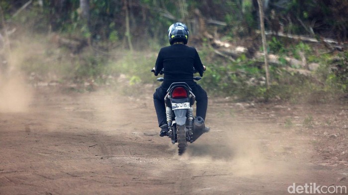 Staf Marketing dan Analis Mikro (Mantri) BRI, Yahya harus menghadapi berbagai macam tantangan, termasuk sulitnya sinyal dan terbatasnya akses transportasi di Pulau Selaru, Kabupaten Kepulauan Tanimbar.