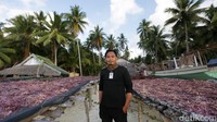 Pria asal Makassar ini menyebut terbatasnya akses jalan di Selaru membuat pekerjaannya cukup terhambat. Apalagi setiap hari ia harus menghampiri nasabah di Pulau Selaru yang memiliki total 7 desa, dari Adaut hingga Eliasa.