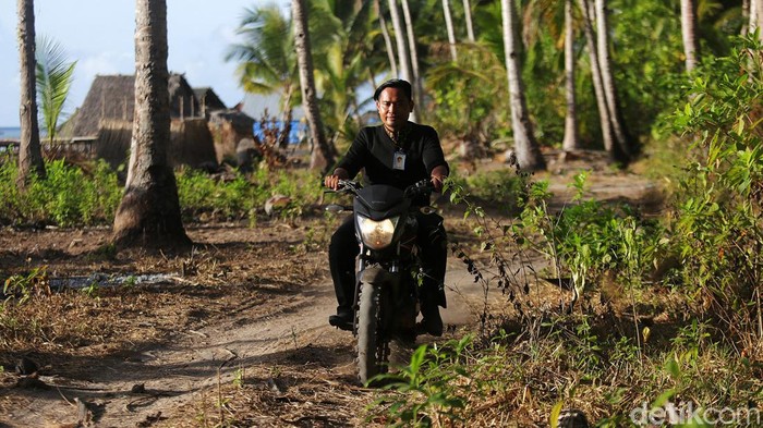 Perjuangan Mantri BRI Beri Akses Perbankan Masyarakat di Pulau Selaru Staf Marketing dan Analis Mikro (Mantri) BRI, Yahya harus menghadapi berbagai macam tantangan, termasuk sulitnya sinyal dan terbatasnya akses transportasi di Pulau Selaru, Kabupaten Kepulauan Tanimbar.