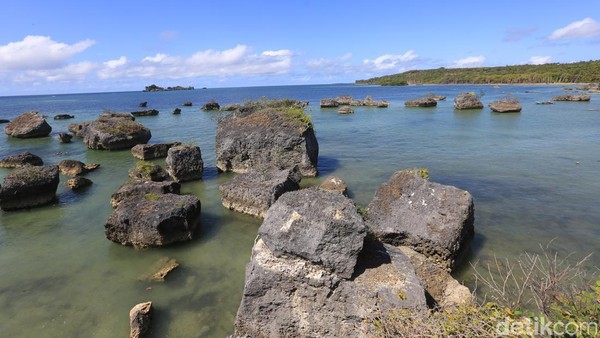 Salah satu dari beberapa lokasi wisata yang indah di sana adalah Batu Yadin. Batu Yadin memiliki batu-batu besar yang berada di lautan.