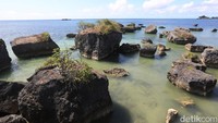 Untuk menuju destinasi wisata Batu Yadin ini pengunjung dapat menggunakan kendaraan roda dua dan empat dan dapat ditempuh dari Ibu Kota Saumlaki lebih kurang 15 menit.