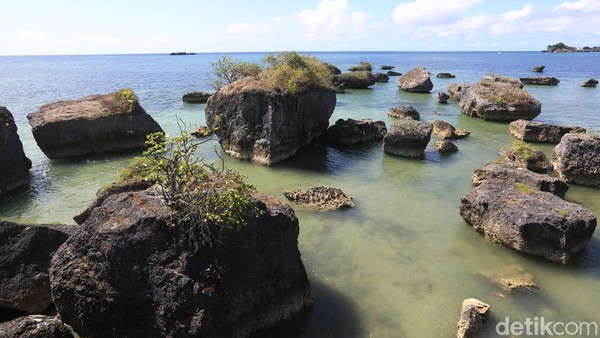 Untuk menuju destinasi wisata Batu Yadin ini pengunjung dapat menggunakan kendaraan roda dua dan empat dan dapat ditempuh dari Ibu Kota Saumlaki lebih kurang 15 menit. Untuk menuju destinasi wisata Batu Yadin ini pengunjung dapat menggunakan kendaraan roda dua dan empat dan dapat ditempuh dari Ibu Kota Saumlaki lebih kurang 15 menit.