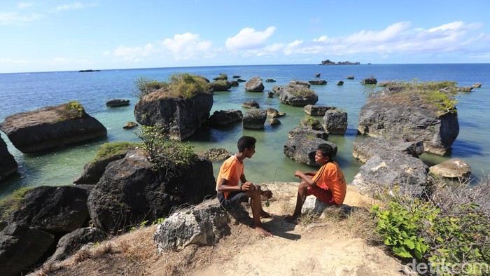 Tanimbar memiliki banyak wisata alam yang cantik untuk dikunjungi. Salah satunya Batu Yadin. Begini keindahannya.