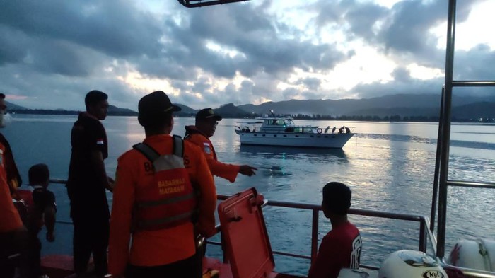 Petugas SAR mengevakuasi 4 WNA Australia lantaran kapal yang mereka tumpangi mati mesin akibat kehabisan bahan bakar.