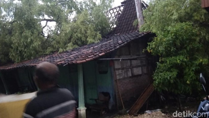 Pogon tumbang rusak rumah di Desa Kali Wenang, Tanggungharjo, Grobogan, Senin (10/10/2022).
