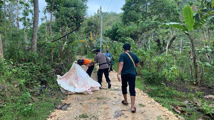 Polisi bersama Tim SAR dan warga melakukan evakuasi terhadap korban di Tepus, Kabupaten Gunungkidul, Senin (10/10/2022).