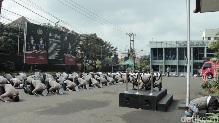 Polisi di sujud minta maaf di Mapolresta Malang atas Tragedi Kanjuruhan