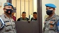 3 polisi yang mau curi motor warga ditahan di RTP Polda Sumut. Mereka dikawal oleh 2 personel Bid Propam Polda Sumut. (Foto: Istimewa)