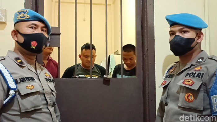 3 polisi yang mau curi motor warga ditahan di Polrestabes Medan. Mereka dikawal oleh 2 personel Provos Polrestabes Medan. (Foto: Istimewa)