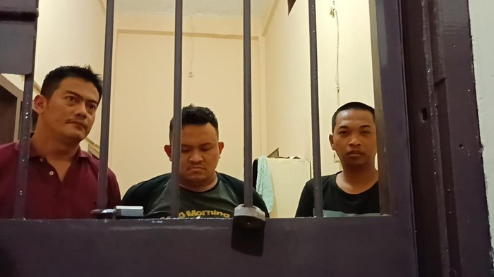 3 Polisi ditahan kasus pencurian sepeda motor.