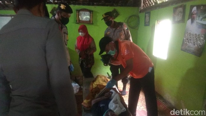 Polisi melakukan pemeriksaan jenazah korban