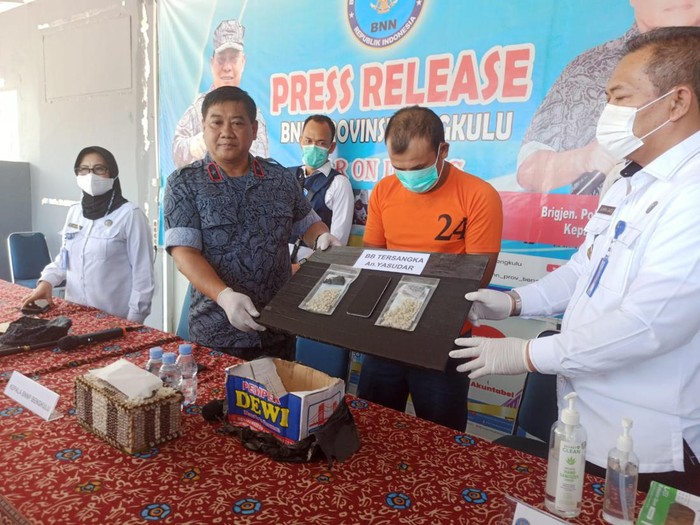 Polisi menangkap pria bawa ekstasi dalam paket pempek