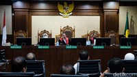 Hakim mencecar saksi terkait izin usaha perkebunan di Indragiri, Sumsel. 