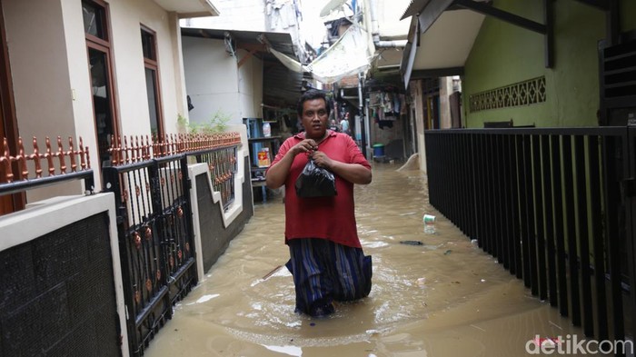 Ratusan permukiman warga di kawasan Kebon Pala, Jatinegara, Jakarta Timur, terendam banjir, pada Senin (10/10). Banjir disebabkan aliran air di kali Ciliwung yang meluap akibat air kiriman dari kawasan Bogor, Jawa Barat.