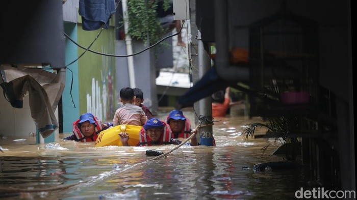 Ratusan permukiman warga di kawasan Kebon Pala, Jatinegara, Jakarta Timur, terendam banjir, pada Senin (10/10). Banjir disebabkan aliran air di kali Ciliwung yang meluap akibat air kiriman dari kawasan Bogor, Jawa Barat.
