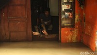 Warga memilih bertahan meski banjir merendam rumahnya.