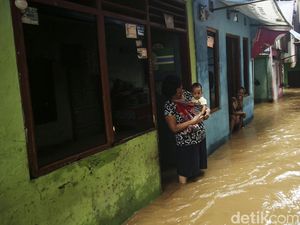 Banjir di Kebon Pala Mulai Surut, Warga Mulai Pulang