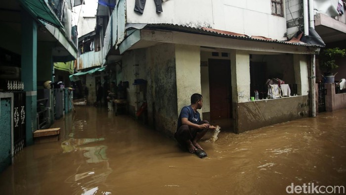 Potret Warga Bertahan di Tengah Banjir Kebon Pala Selain Rawajati, banjir juga merendam kawasan Kebon Pala, Jakarta, Senin (10/10). Meski kebanjiran, sebagian warga tetap memilih bertahan di rumahnya.