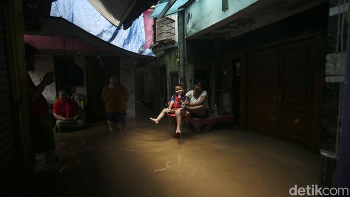 Potret Warga Bertahan di Tengah Banjir Kebon Pala Selain Rawajati, banjir juga merendam kawasan Kebon Pala, Jakarta, Senin (10/10). Meski kebanjiran, sebagian warga tetap memilih bertahan di rumahnya.