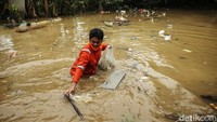 Sampah-sampah ini terbawa arus air saat banjir merendam kawasan Rawajati.