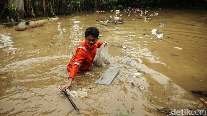 PPSU Bersihkan Sampah di Banjir Rawajati Sejumlah petugas PPSU memungut sampah saat banjir di Rawajati, Jakarta, Senin (10/10/2022). Banjir yang melanda kawasan ini juga turut membawa sampah ke pemukiman warga.