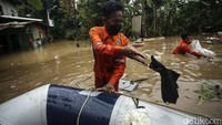 Pasukan Oranye mengangkut sampah-sampah itu dengan perahu karet.