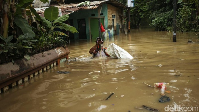 Sejumlah petugas PPSU memungut sampah saat banjir di Rawajati, Jakarta, Senin (10/10/2022). Banjir yang melanda kawasan ini juga turut membawa sampah ke pemukiman warga.