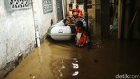 Pasukan Oranye menyusuri permukiman padat itu menggunakan perahu karet. Perahu karet itu digunakan untuk mengangkut sampah yang mengotori permukiman warga.