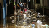 Sampah memang menjadi masalah tersendiri saat banjir. Banyak sampah yang terbawa arus dan mengotori permukiman warga.