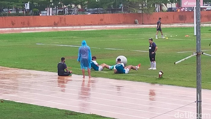 Dua Pemain PSM Makassar  Rasyid Bakri dan Agung Mannan latihan di Lapangan Syekh Yusuf