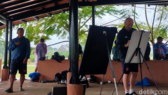 PSM Makassar latihan dibawah guyuran hujan saat Liga 1 masih ditunda