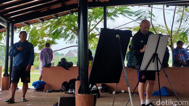 PSM Makassar latihan dibawah guyuran hujan saat Liga 1 masih ditunda