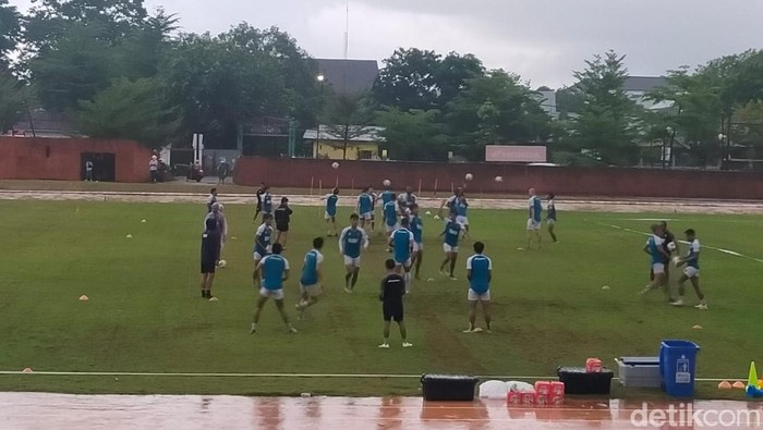 PSM Makassar latihan dibawah guyuran hujan saat Liga 1 masih ditunda
