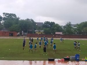 Gaya Bernardo Tavares Gembleng Fisik Pemain PSM Makassar di Bawah Hujan Deras