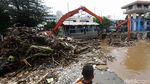 Ratusan Ton Sampah Diangkut dari Pintu Air Manggarai