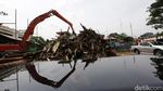Ratusan Ton Sampah Diangkut dari Pintu Air Manggarai