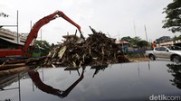 Sebanyak tiga alat berat dikerahkan untuk membersihkan sampah tersebut.