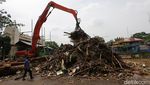 Ratusan Ton Sampah Diangkut dari Pintu Air Manggarai