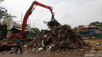 Seluruh sampah tersebut akan dibuang ke tempat pembuangan sampah sementara di daerah Perintis Kemerdekaan.