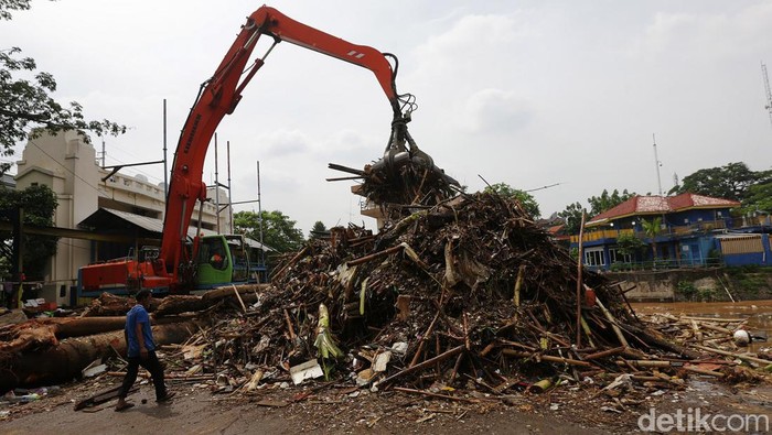 Ratusan Ton Sampah Diangkut dari Pintu Air Maggarai Petugas Dinas Kebersihan DKI Jakarta menggunakan alat berat untuk membersihkan sampah di Pintu Air Manggarai, Jakarta, Senin (10/10/2022). Hujan lebat yang mengguyur wilayah Bogor dan sekitarnya menyebabkan debit air Sungai Ciliwung meningkat dan menghanyutkan sampah ke Pintu Air Manggarai.
Sebanyak 483 meter kubik atau sekitar 170,5 ton sampah berhasil diangkut petugas UPK Badan Air Manggarai, Jakarta Pusat dari Pintu Air Maggarai, Senin 10 Oktober 2022.