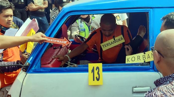 Rekonstruksi pembunuhan AU (22) di dalam angkot Sukabumi