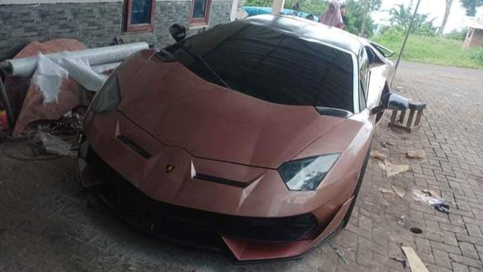 Replika Lamborghini Ngalam Mbois. Warga Malang, Mahandika Bayu Aji (23) membuat replika mobil mewah. Sejak 2019, ada dua replika Lamborghini yang sudah dibuat.