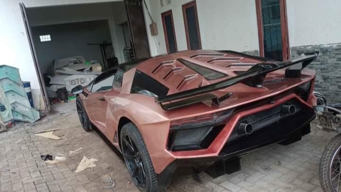 Ngalam Mbois. Warga Malang, Mahandika Bayu Aji (23) membuat replika mobil mewah. Sejak 2019, ada dua replika Lamborghini yang sudah dibuat.