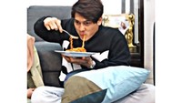 Disebut jatuh miskin karena kasus KDRT-nya sehingga hanya mampu makan mie instan saja. Rizky sebelumnya juga doyan sekali aneka varian rasa mie instan. Foto: Instagram @rikzybillar