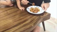  Bersama sang putra yang akrab disapa Baby L, dirinya asyik berdua makan cilok bumbu kecap dirumah mewah mereka. Foto: Instagram @rikzybillar