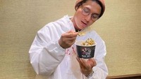 Selain membintangi sejumlah iklan dan acara. Rizky juga mencoba peruntungannya di bisnis kuliner, yaitu menjual makanan se’i sapi dan ayam. Foto: Instagram @rikzybillar