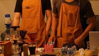 Terakhir ini momen Rizky saat masih bujangan dan belajar menjadi barista dengan meracik kopi di salah satu kafe. Foto: Instagram @rikzybillar