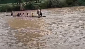 Viral Rombongan Pengantin Menaiki Rakit Menembus Deras Sungai Sukabumi