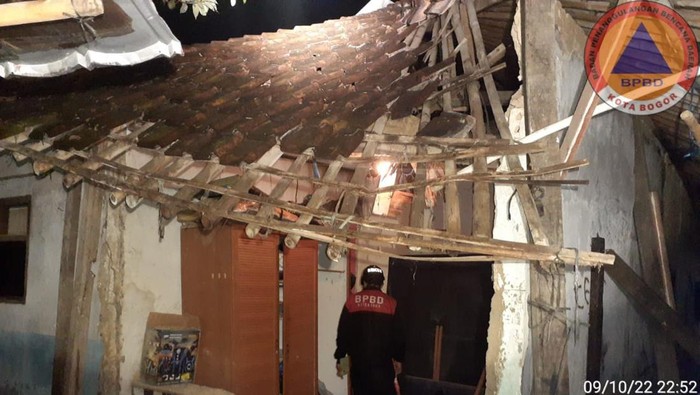 Rumah ambruk usai diterjang hujan deras, di Katulampa, Kota Bogor.