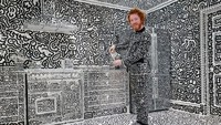 Cox mengaku sangat senang ketika bisa menggambar doodle dengan bebas di dinding. Katanya jiwanya serasa keluar dari tubuh dan masuk ke alam imajinasinya. Foto: Getty Images/Gareth Fuller